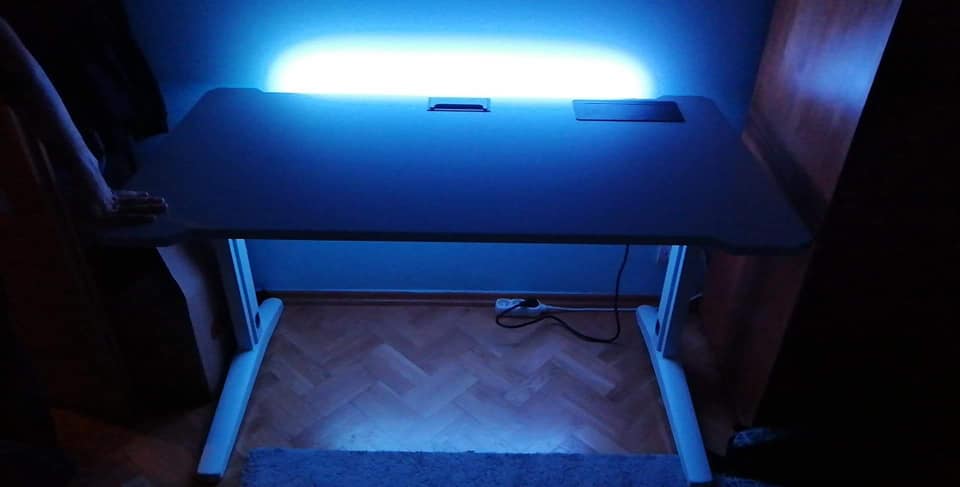 czarne biurko dla graczy z podświetleniem